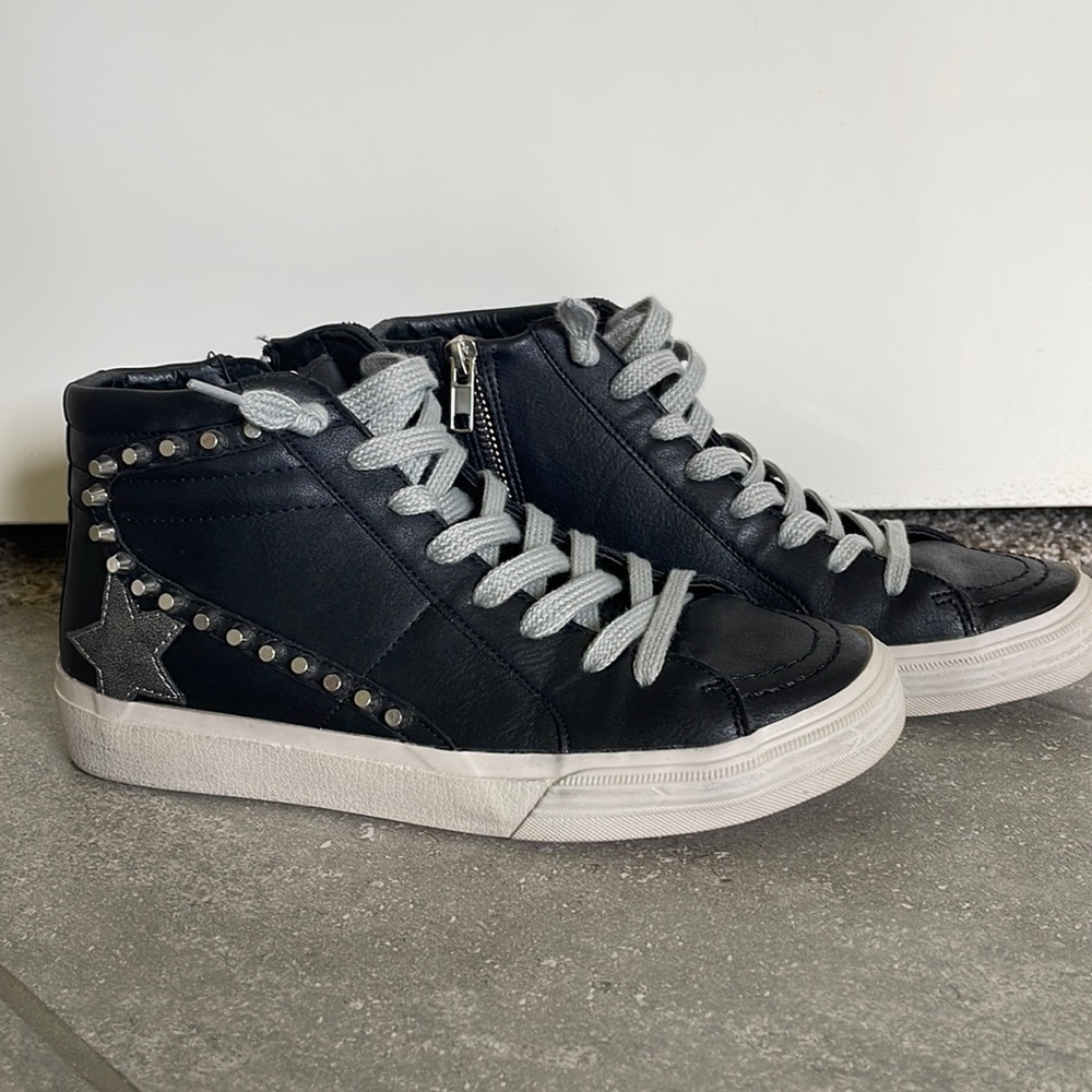 Golden Goose Alternatives Black and Silver Star Studs